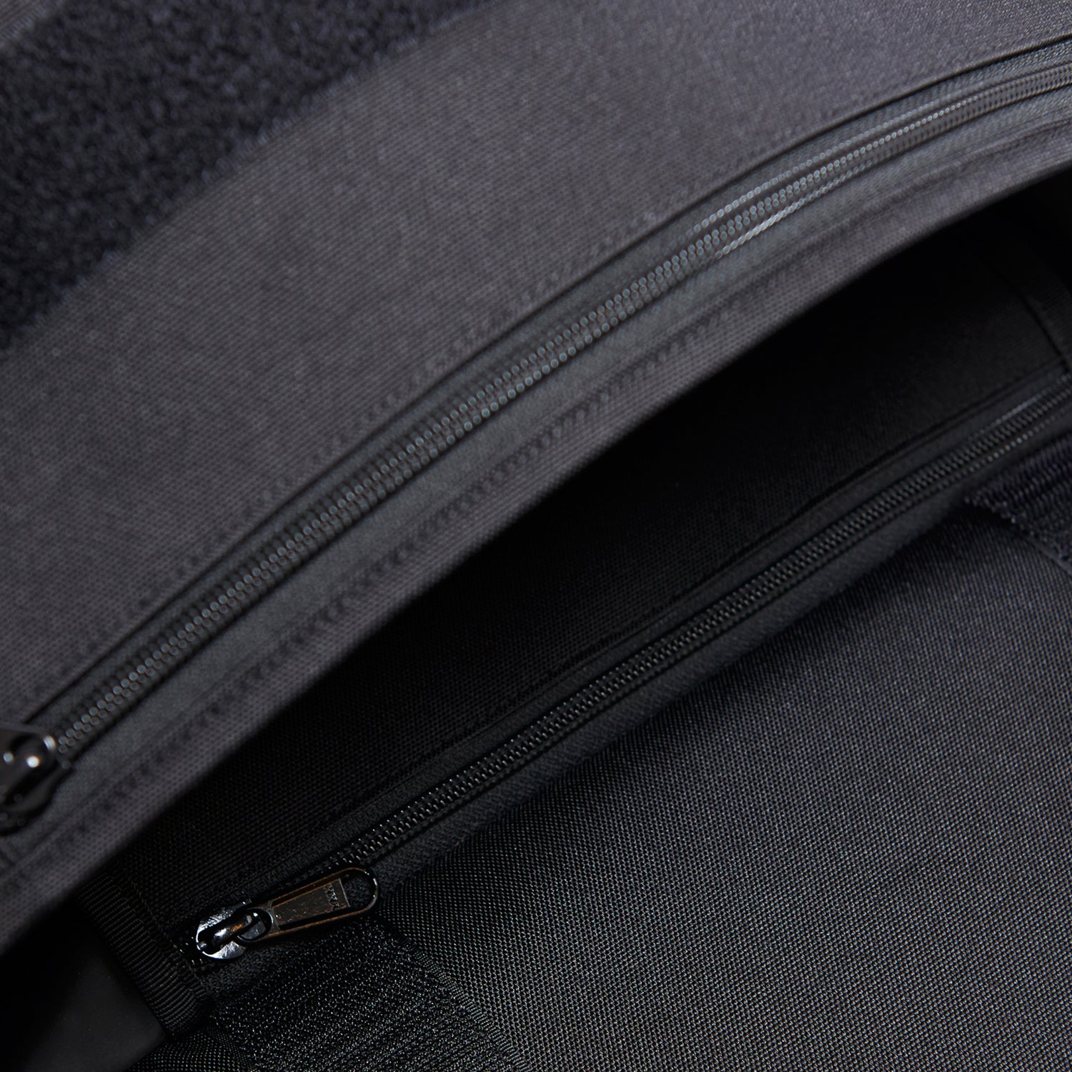 REFLECTIVE PARCELBAG - Black