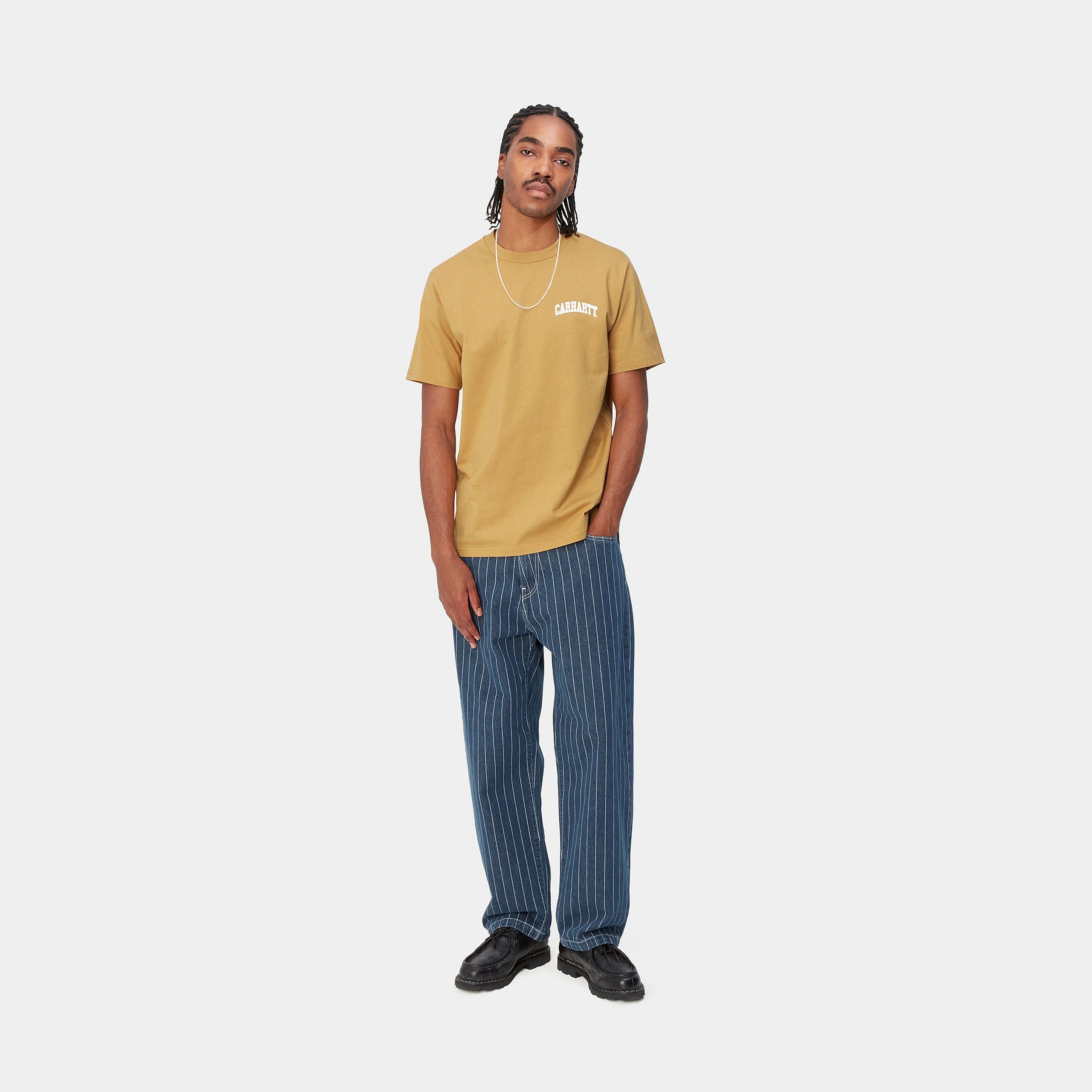 S/S UNIVERSITY SCRIPT T-SHIRT - Bourbon / White